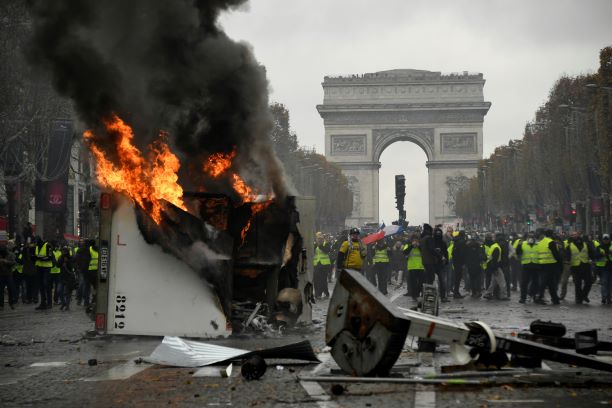 PARIS BRULE-T-IL ? NON. PARIS S’ENFLAMME.