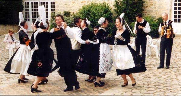 Danse et musique traditionnelles bretonnes pour « Ici et là-bas